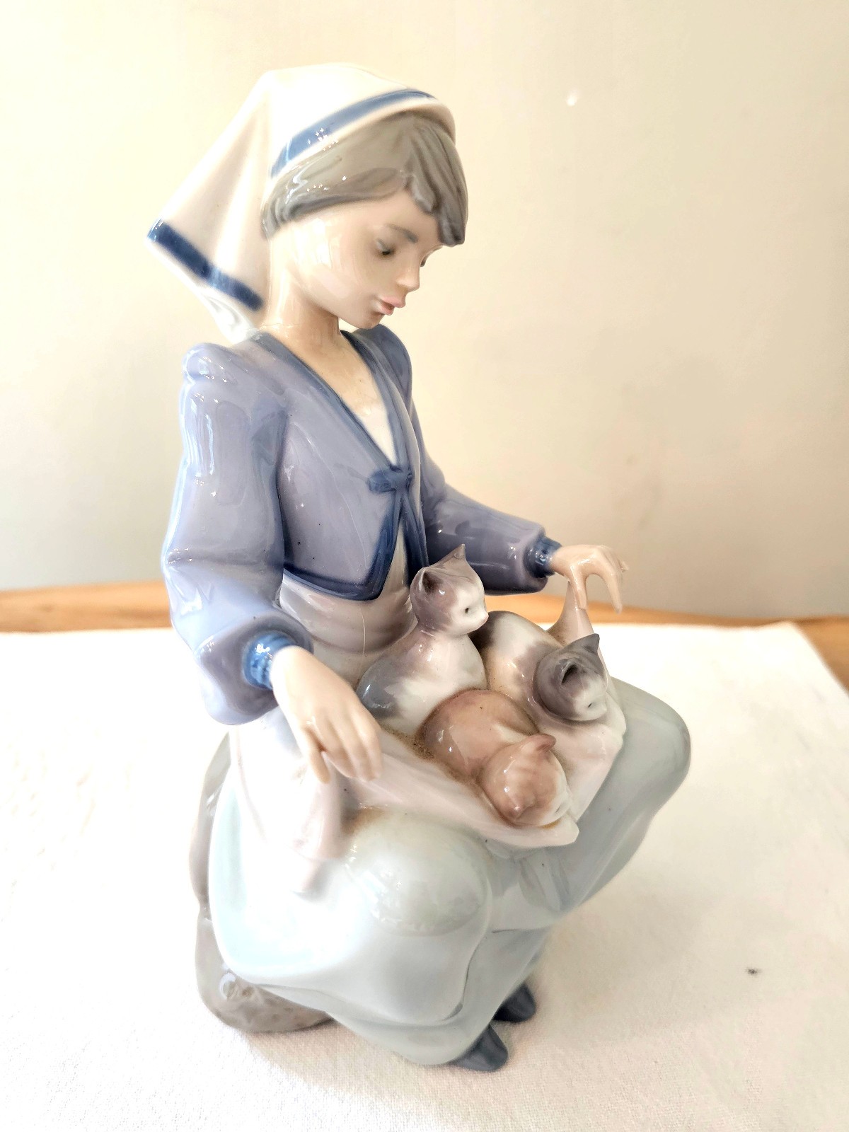 Adorable lladro figurines Girl with 3 Kittens in Pristine condition