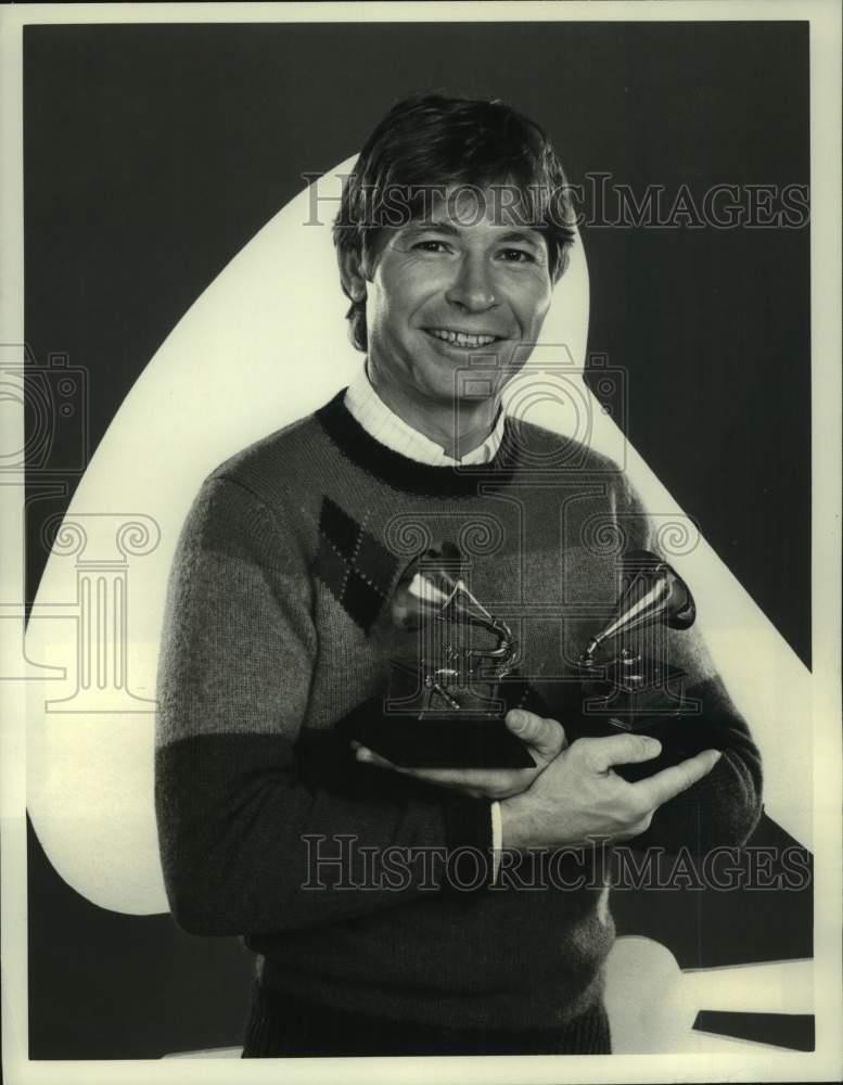 1984 Press Photo John Denver wins awards at The 26th Annual Grammy Awards