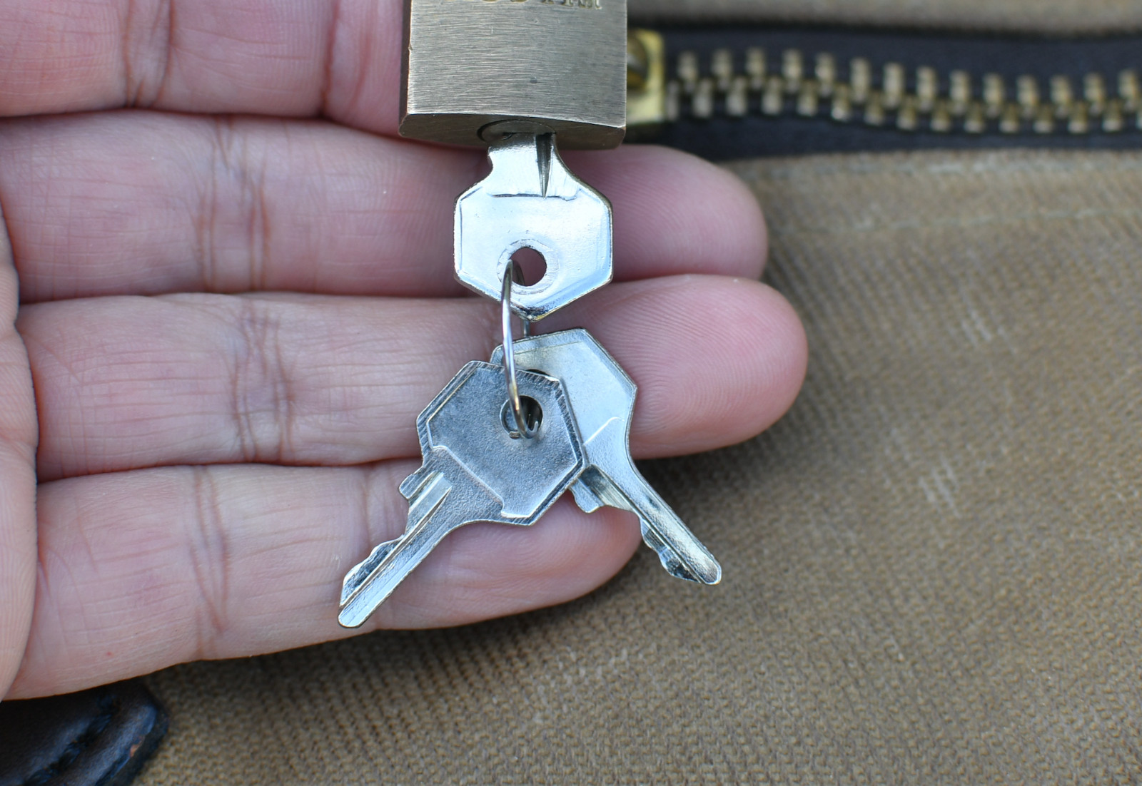 (Three Keys)  for Filson: Master Key Color: Silver  $22  No Lock