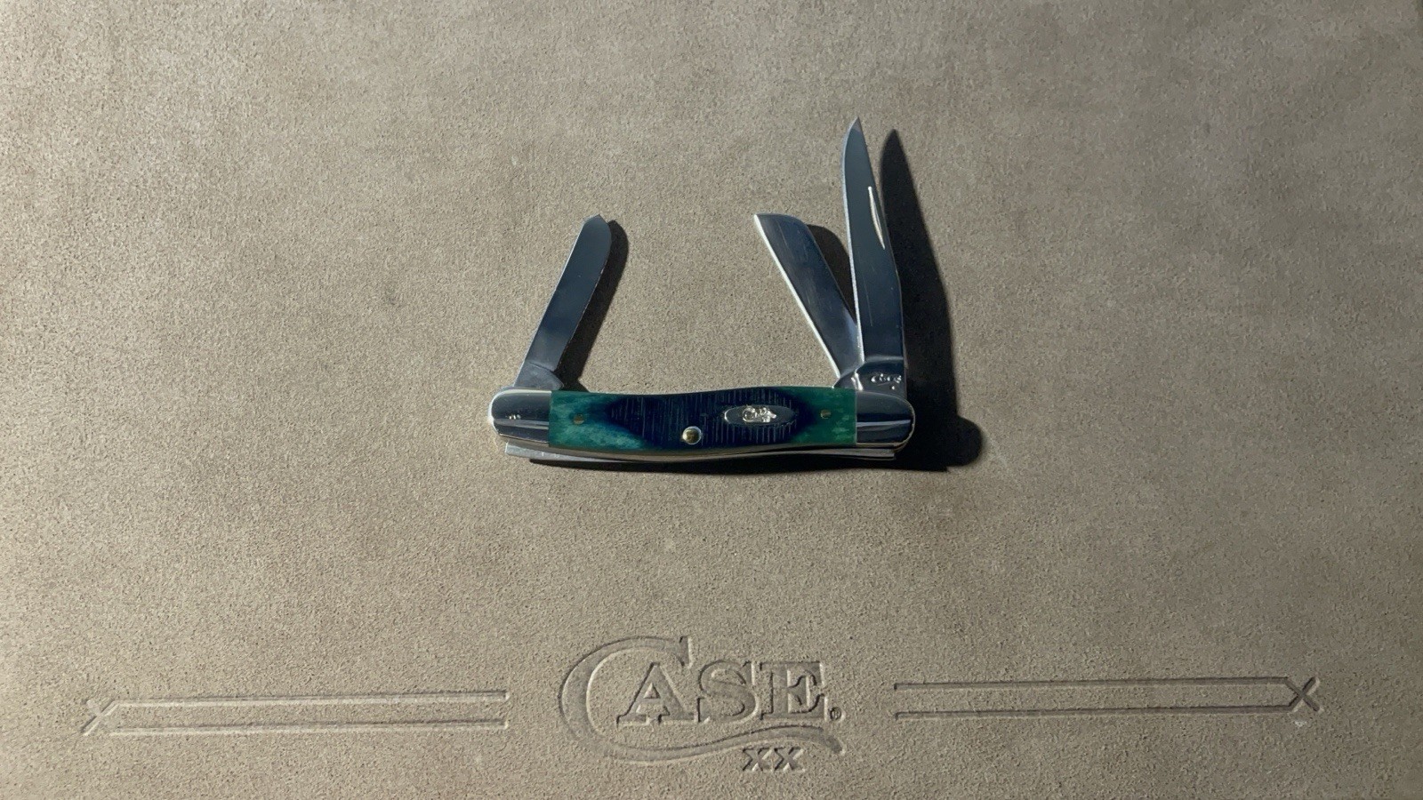 2019 Case XX 27664 Hunter Green Sawcut Bone Medium Stockman (6318 SS)
