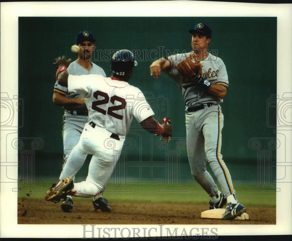 1993 Press Photo Red Sox Billy Hatcher & Brewers' Bill Spiers in baseball action