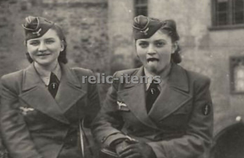 WW2 PICTURE PHOTO GERMAN WOMEN SOLDIERS MAKING FACES 6710