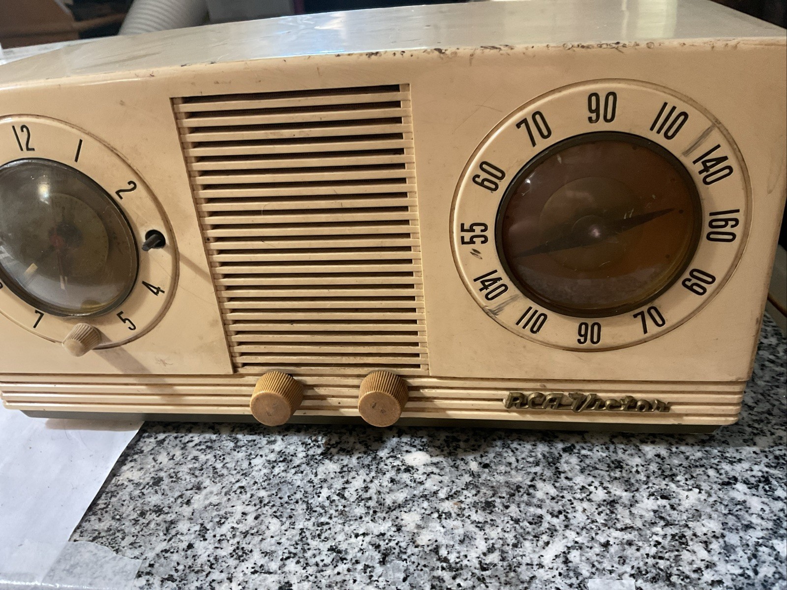 Vintage 1952 RCA Victor 2-C-521 Tube Alarm Clock AM Radio . Hums / clock works