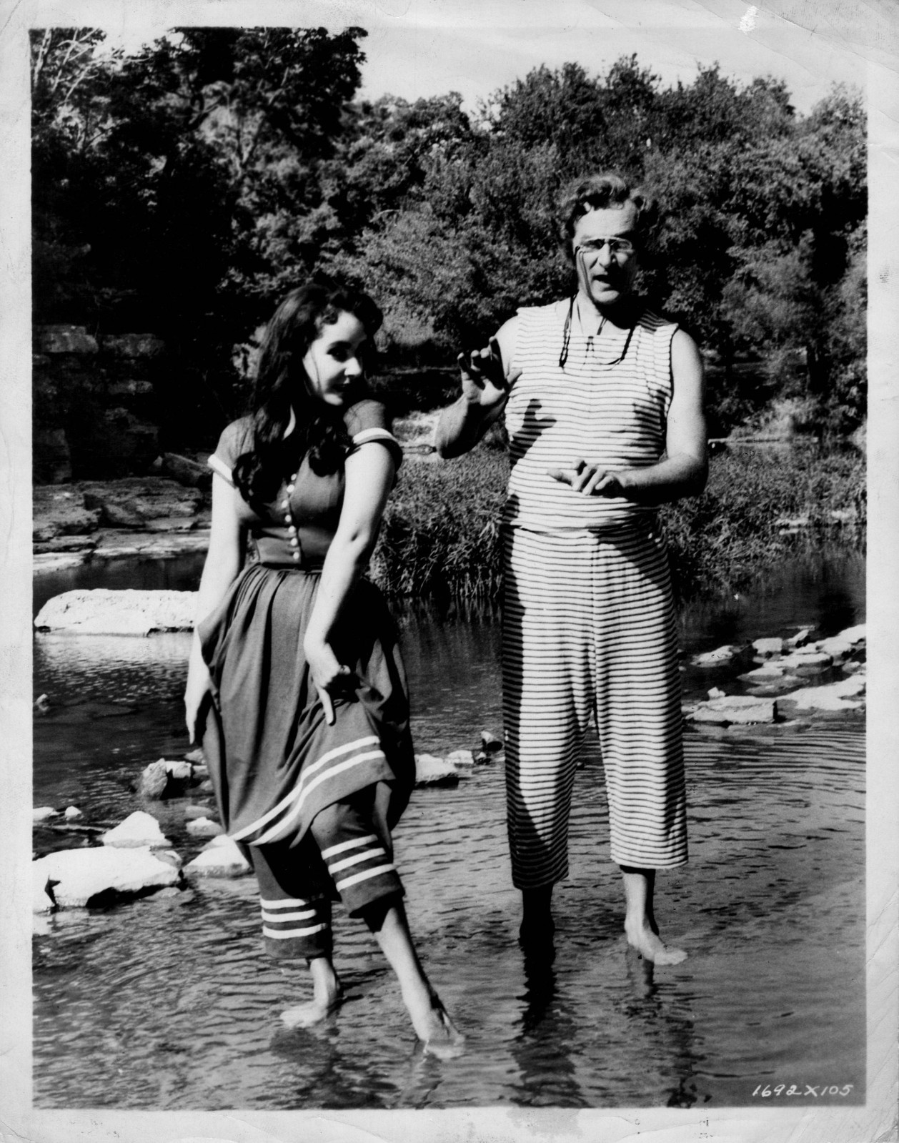 HOLLYWOOD ELIZABETH TAYLOR + PATRICK BEHIND SCENES IN SET 1950s ORIG PHOTO MA80