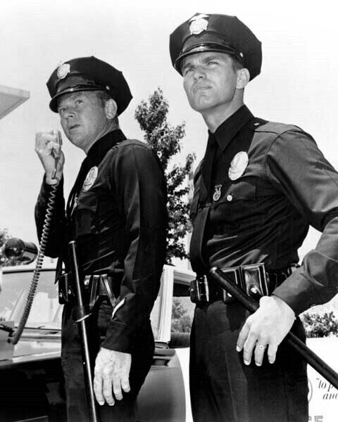 Adam 12 Martin Milner on police radio Kent McCord holds 4x6 Photo Print