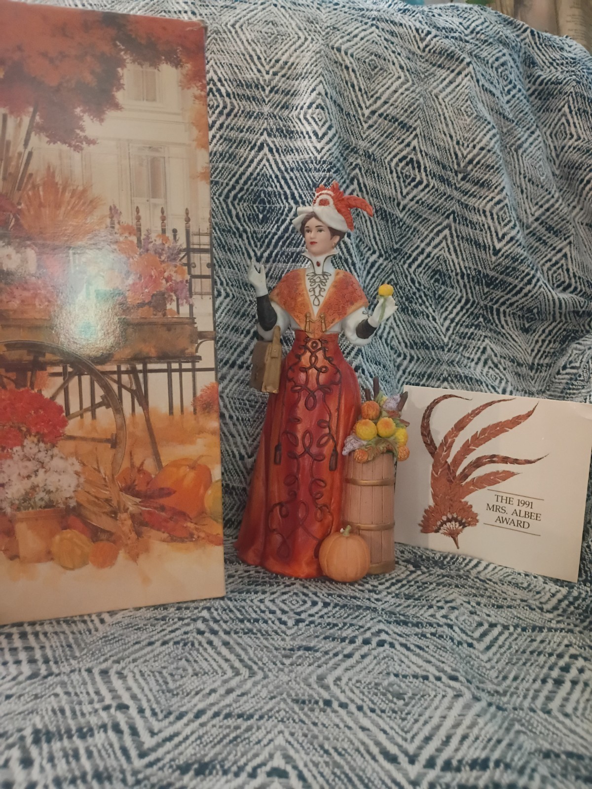 Vintage 1991 Avon Mrs Albee Award Figurine Porcelain with Box mint 