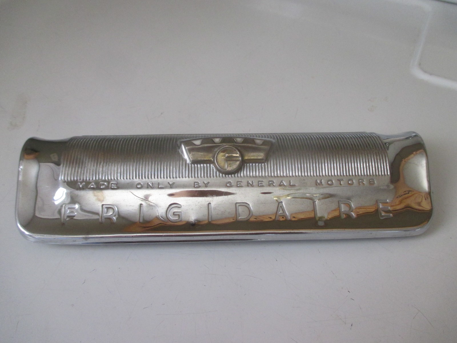 1950s GM FRIGIDAIRE REFRIGERATOR DOOR EMBLEM, NO CRACKS/BREAKS, MINOR BLEMISHES