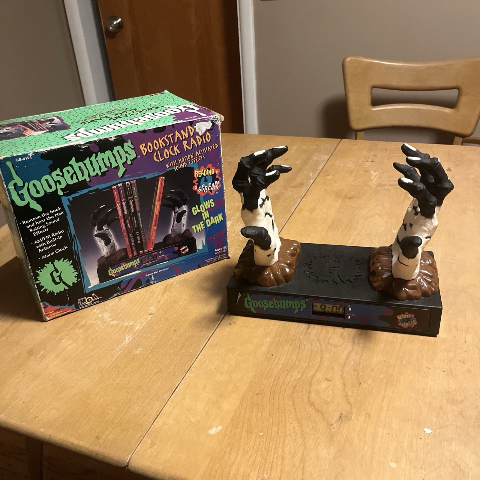 GOOSEBUMPS 1996 RADIO ALARM CLOCK BOOK STAND WORKING