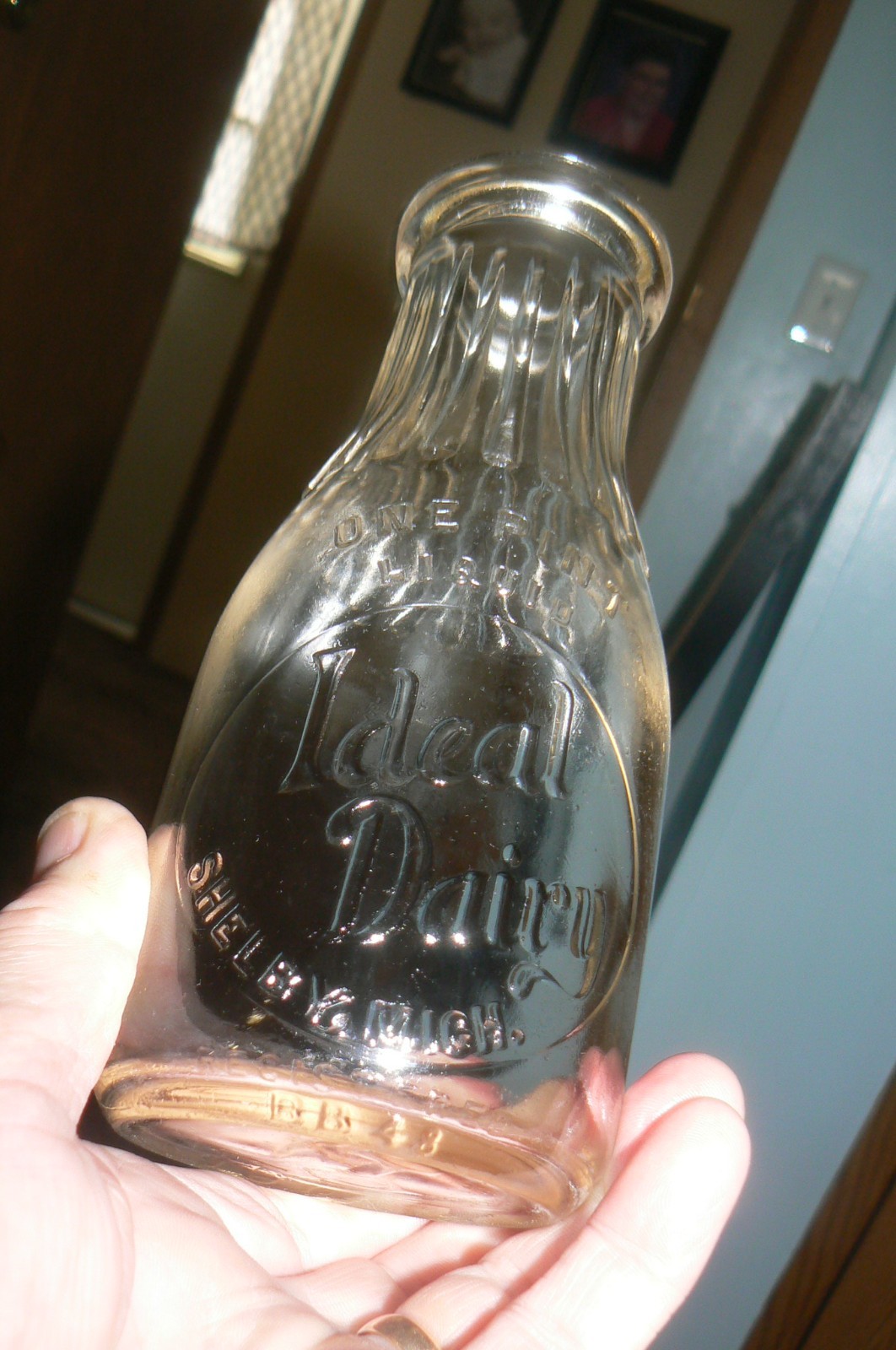 EXT RARE NEAR MINT 1946 IDEAL DAIRY ONE PINT MILK BOTTLE SHELBY. MICH.