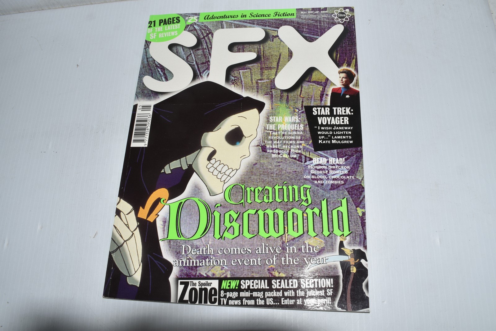 SFX MAGAZINE #25 MAY 1997- CREATING DISCWORLD- STAR TREK VOYAGER WARS  (RPB1239)