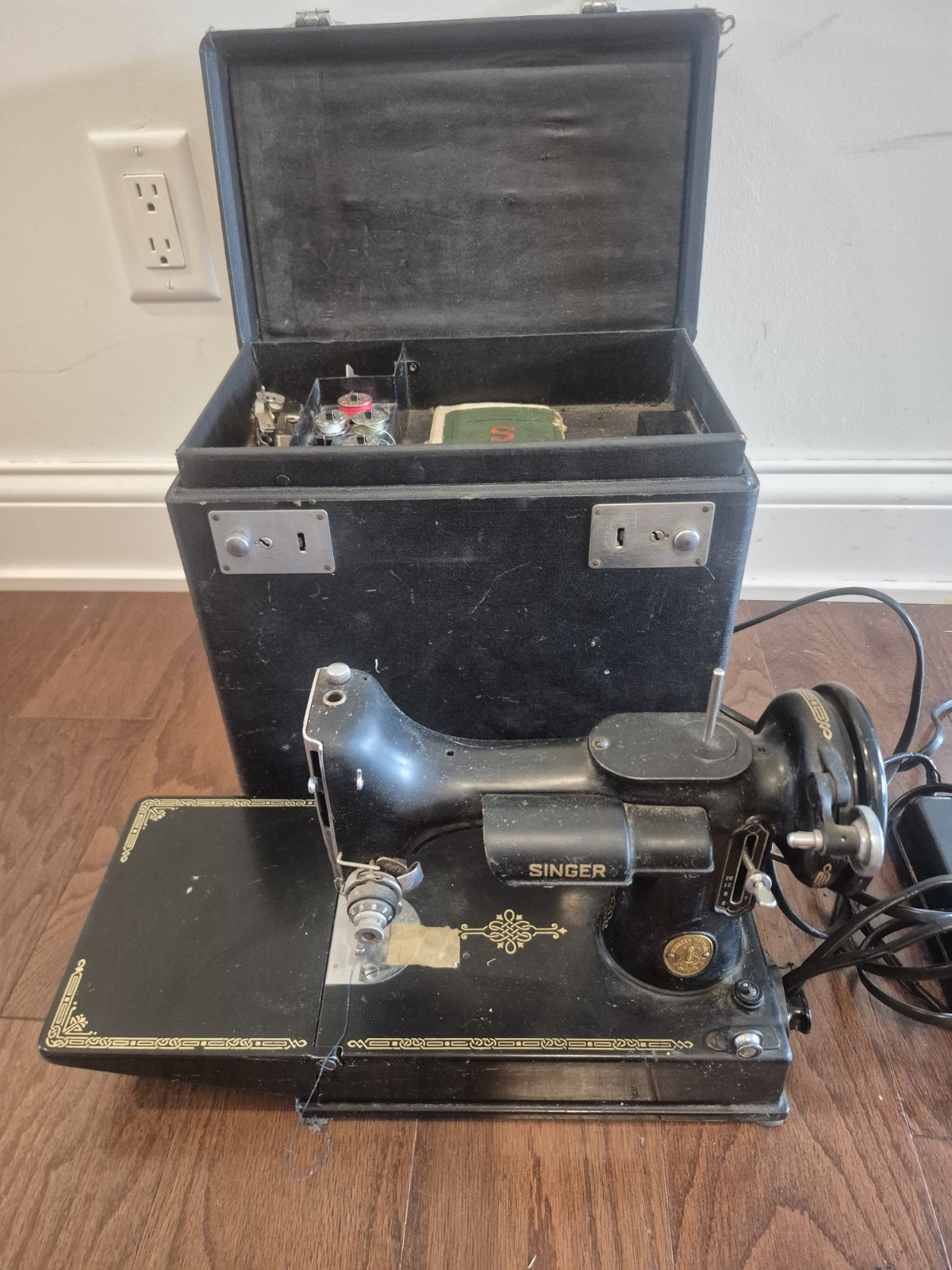 Vintage Singer Featherweight 221-1 Sewing Machine With case and instructions