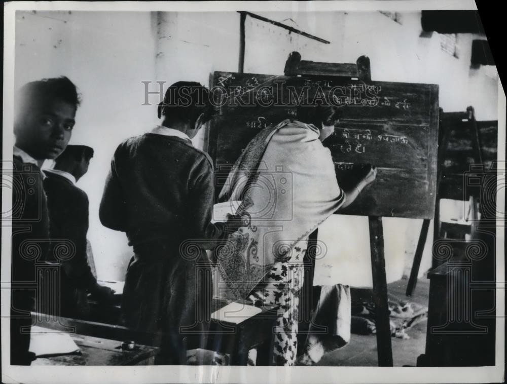 1963 Press Photo New Delhi India poor house teacher with beggars learn trade