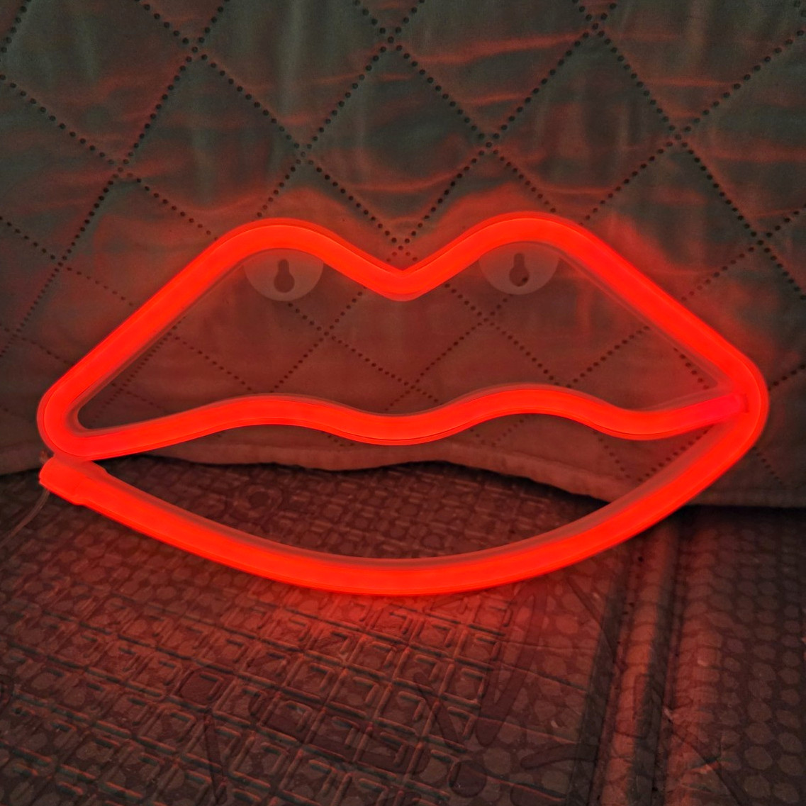 Red Lips LED Neon Sign Wall Decor Battery Pack, Red/White Plastic