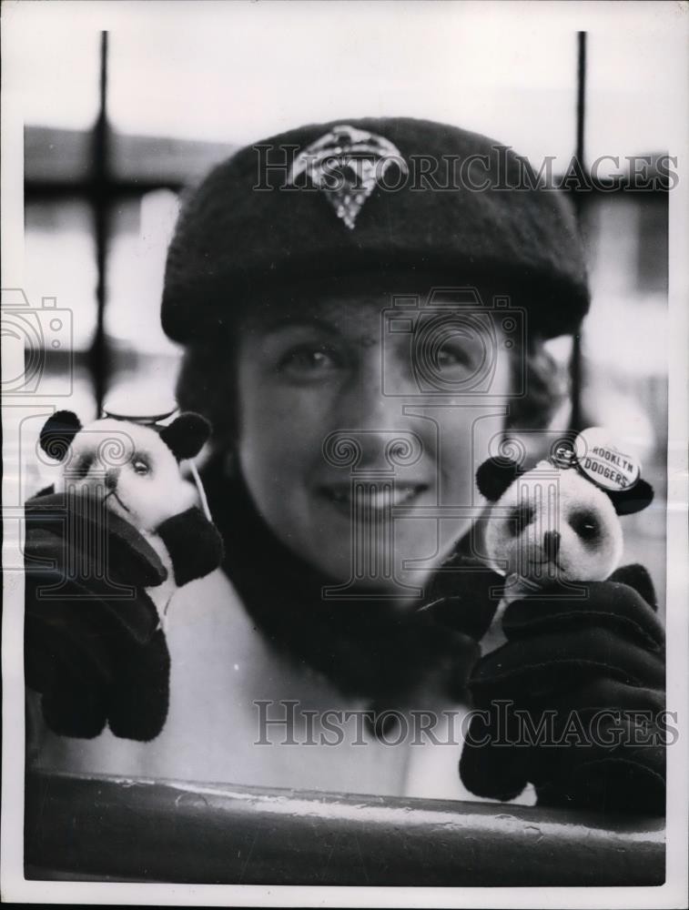 1956 Press Photo Mrs Clem Labine wife of Dodger pitcher in NYC - net10871