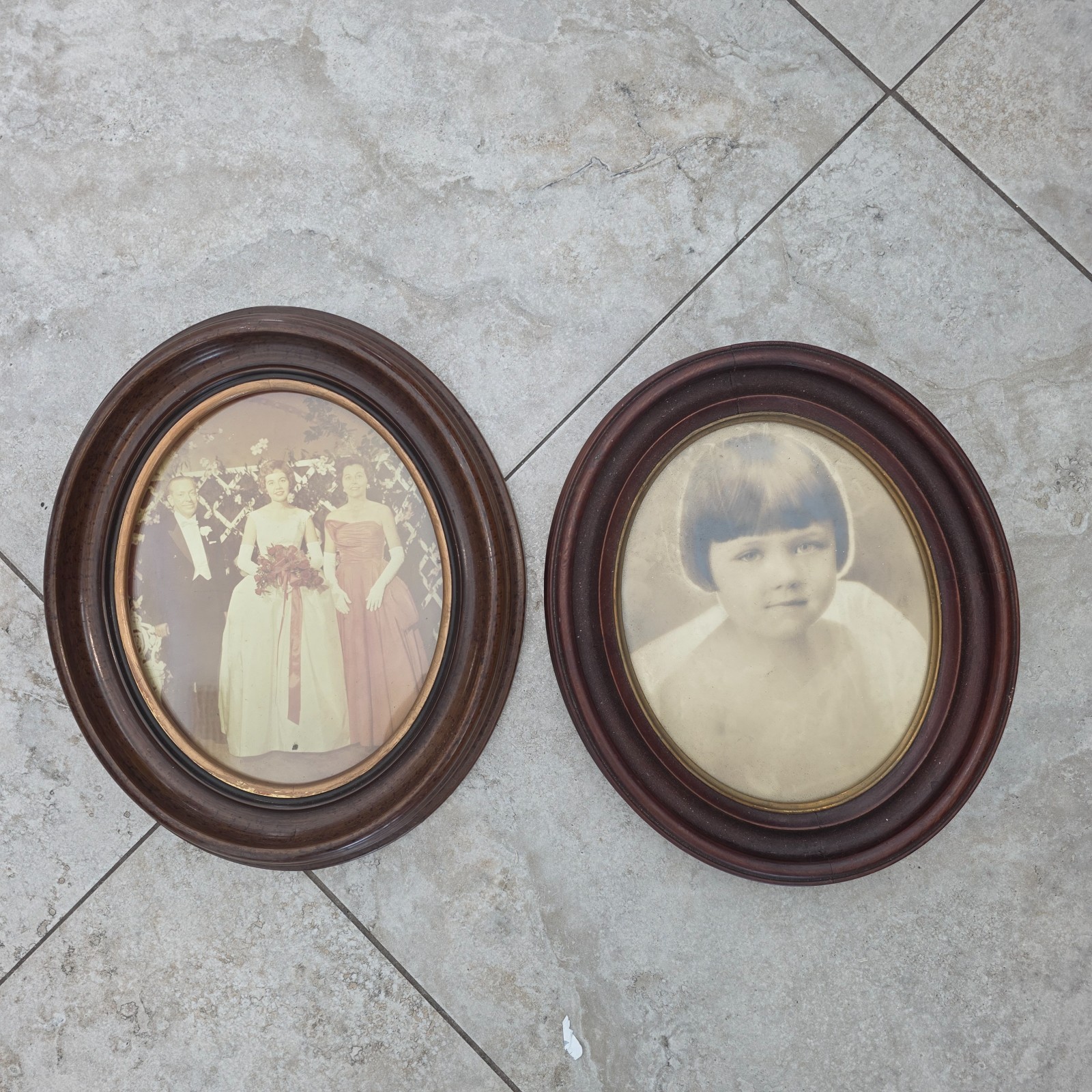 Lot Of 2 - Antique Victorian Oval Walnut Picture Frames - 13\