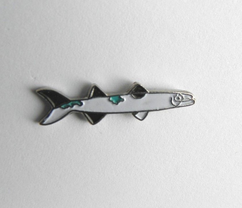 BARRACUDA GAME FISH SALT WATER LAPEL PIN BADGE 3/4 INCH