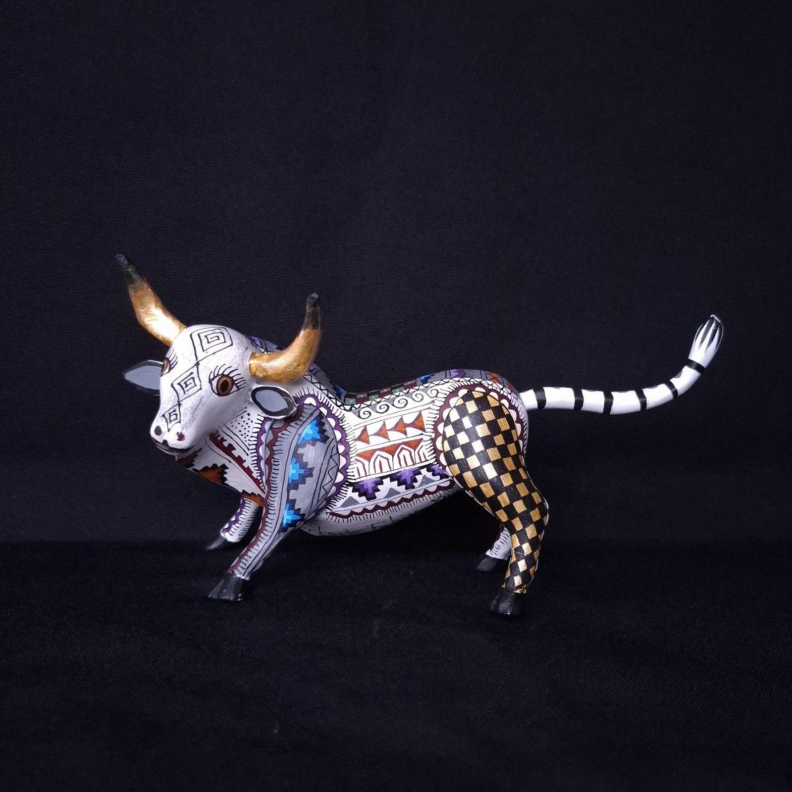 GORGEOUS OAXACAN WOOD CARVING BULL ALEBRIJE. MEXICAN FOLK ART.
