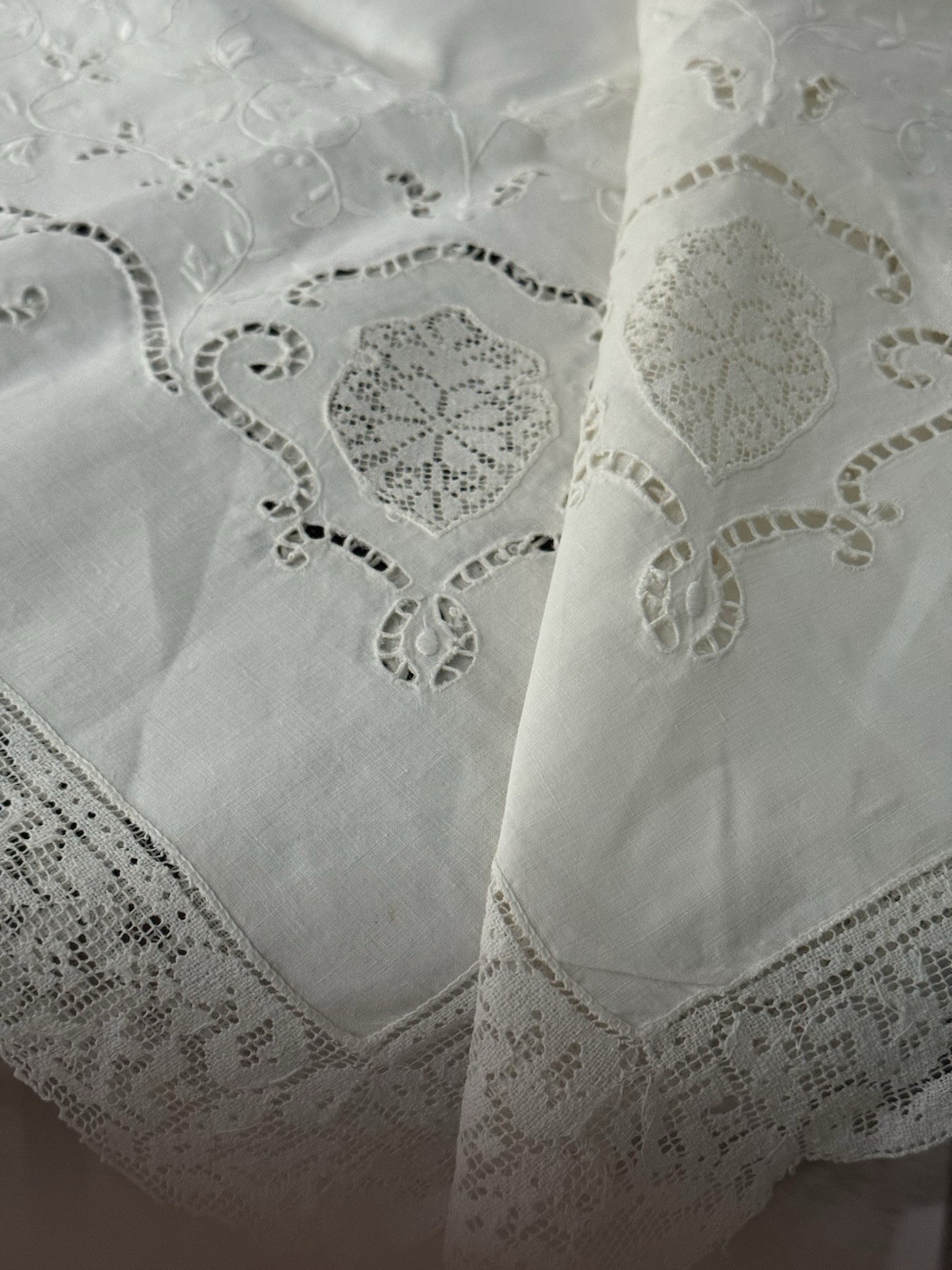Vintage Linen/Lace Embroidered Tea Cloth