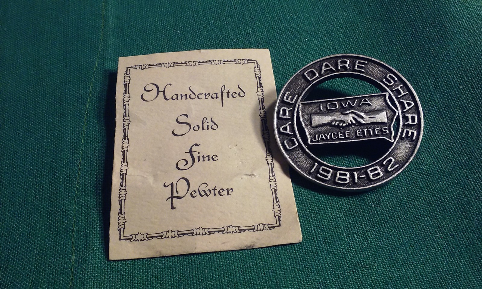 Retro 1981-82 Iowa Jaycee Etttes Round Pewter Brooch Pin Care Dare Share & Card