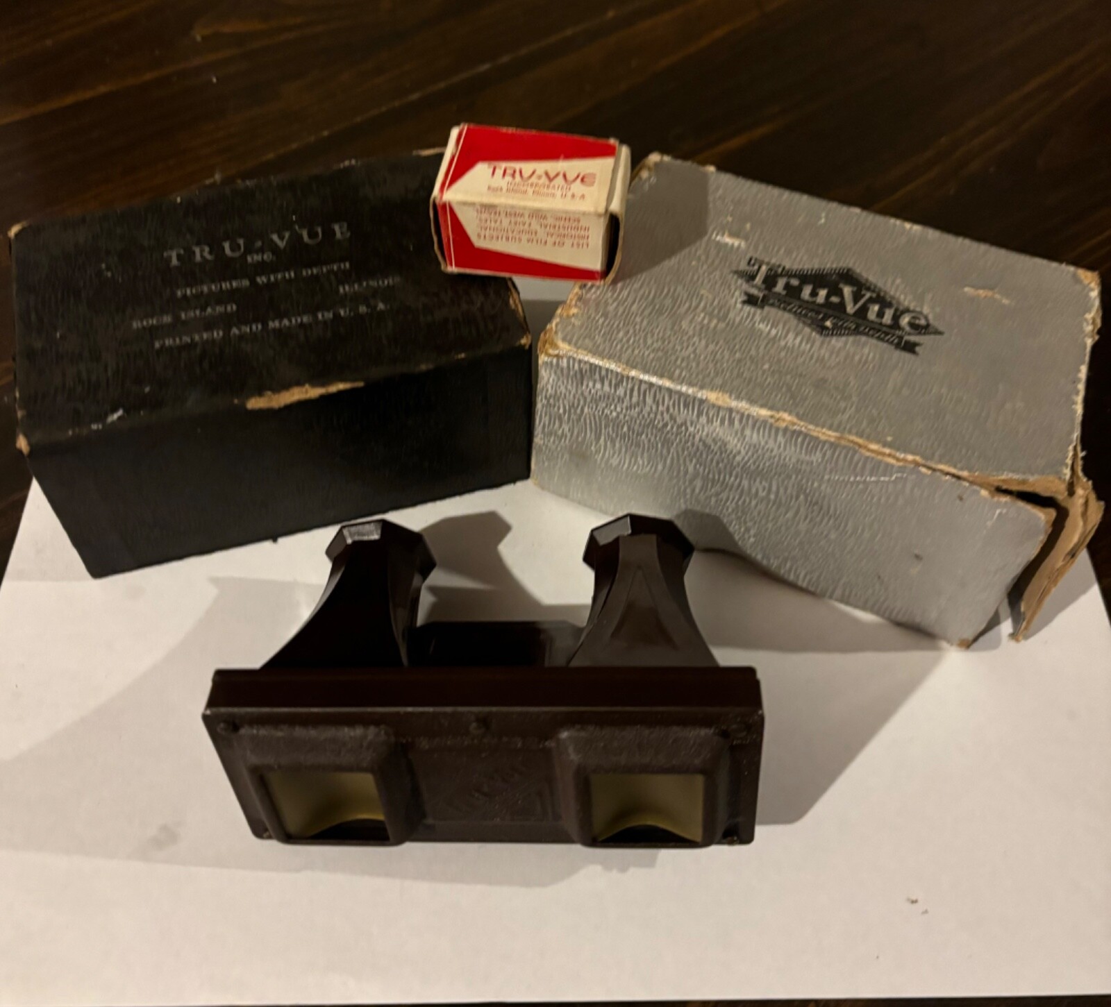 tru vue viewer,with one film . Box slightly damaged 