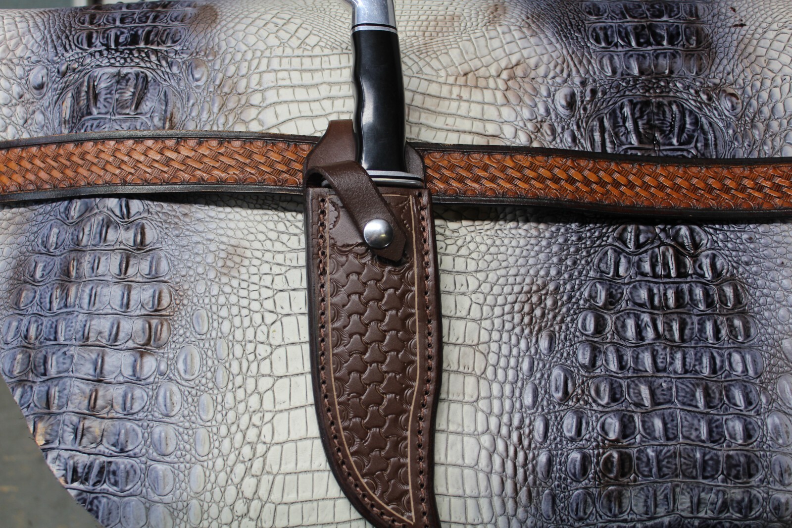 Custom leather knife sheath Thats Fits BUCK 119 Special.. Right. hand carry.