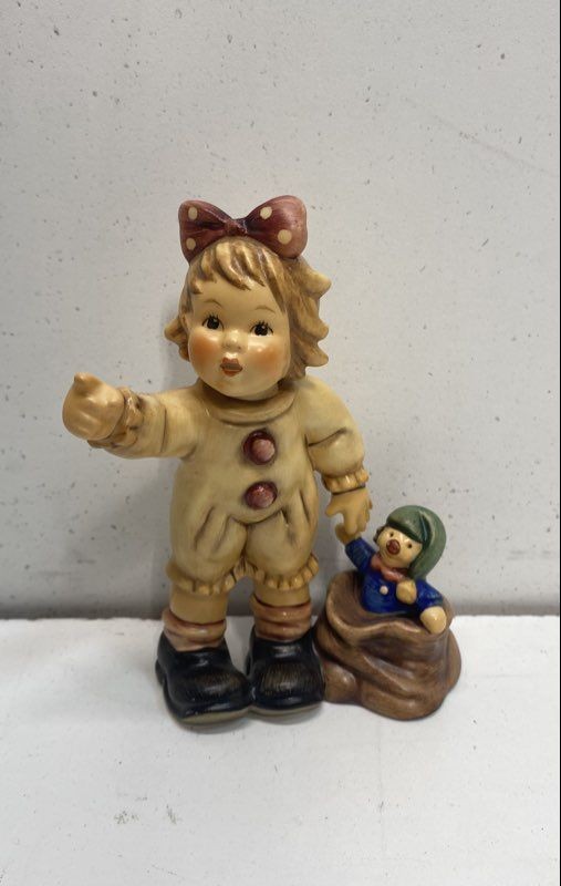 Goebel M.I. Hummel Looking Around Figurine 2088/A Club Exclusive 2001/2002