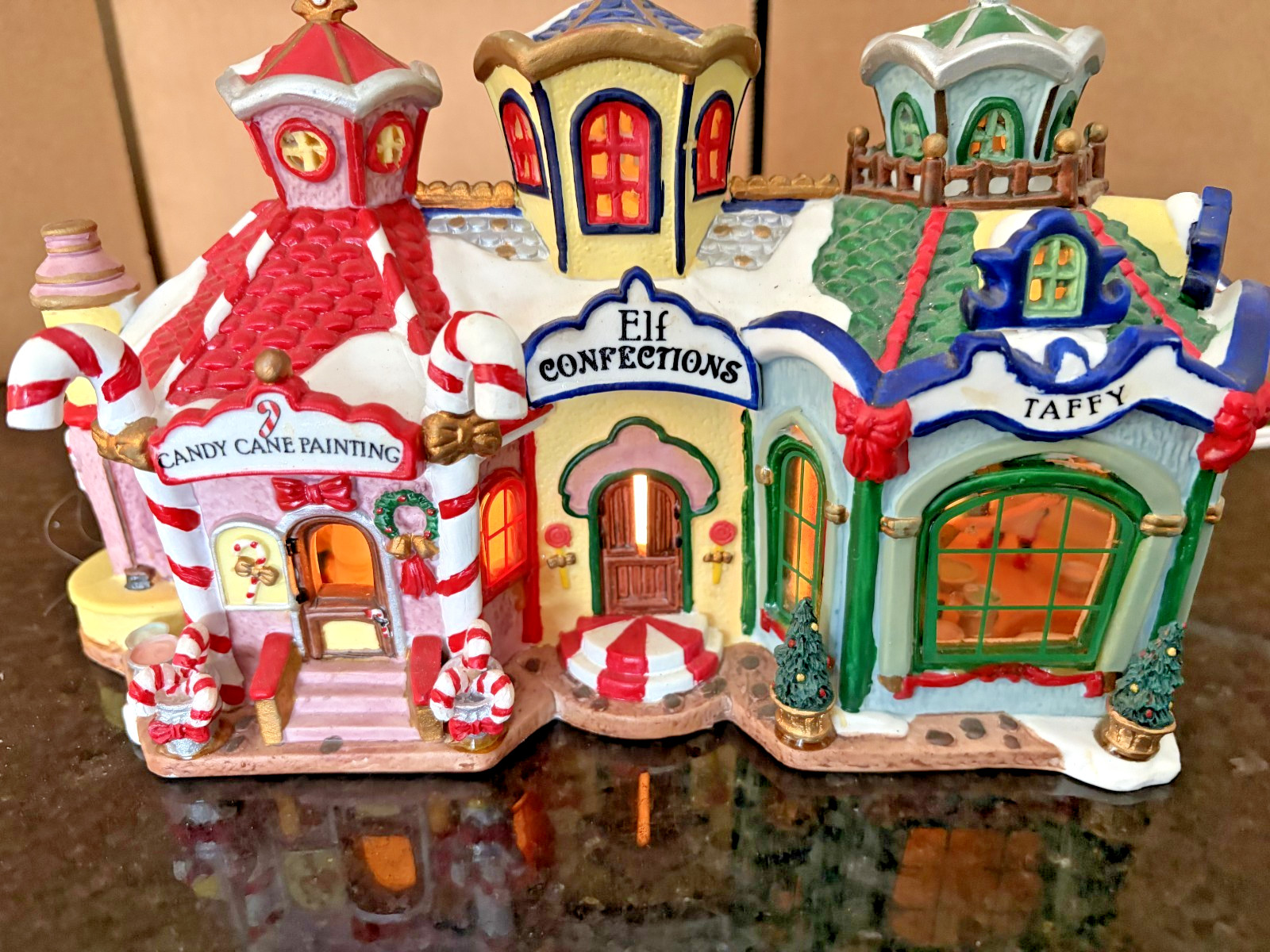 TITLE: Lemax Elf Confections #05500 Santa\'s Wonderland 2000 Retired Lighted Vill