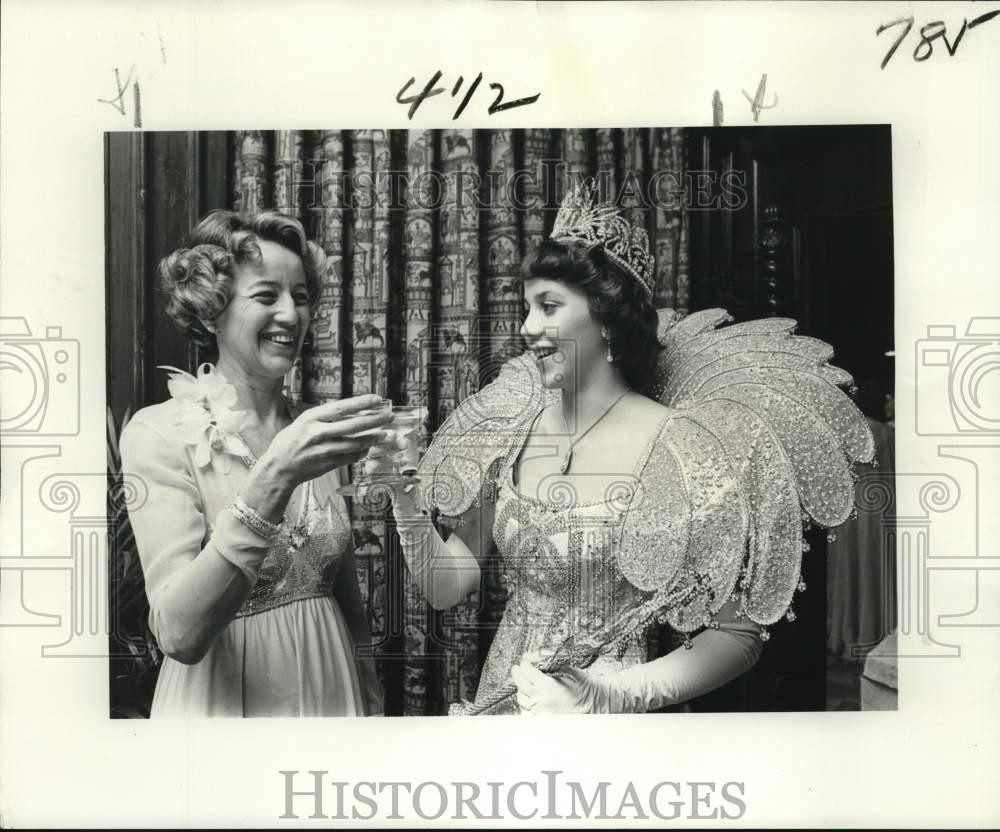 1976 Press Photo Mrs. Edward M. Simmons toasts daughter queen of the Comus ball