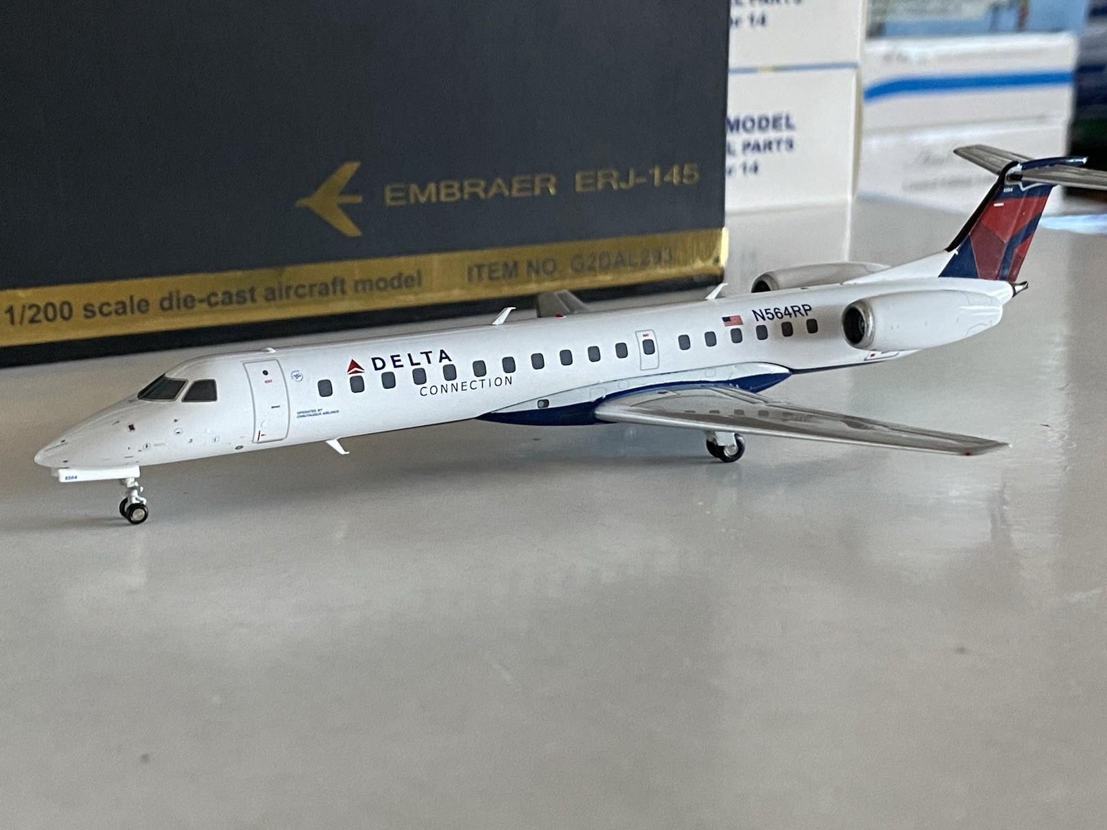 Gemini Jets Delta Connection Chautauqua Embraer ERJ-145 1:200 N564RP G2DAL293
