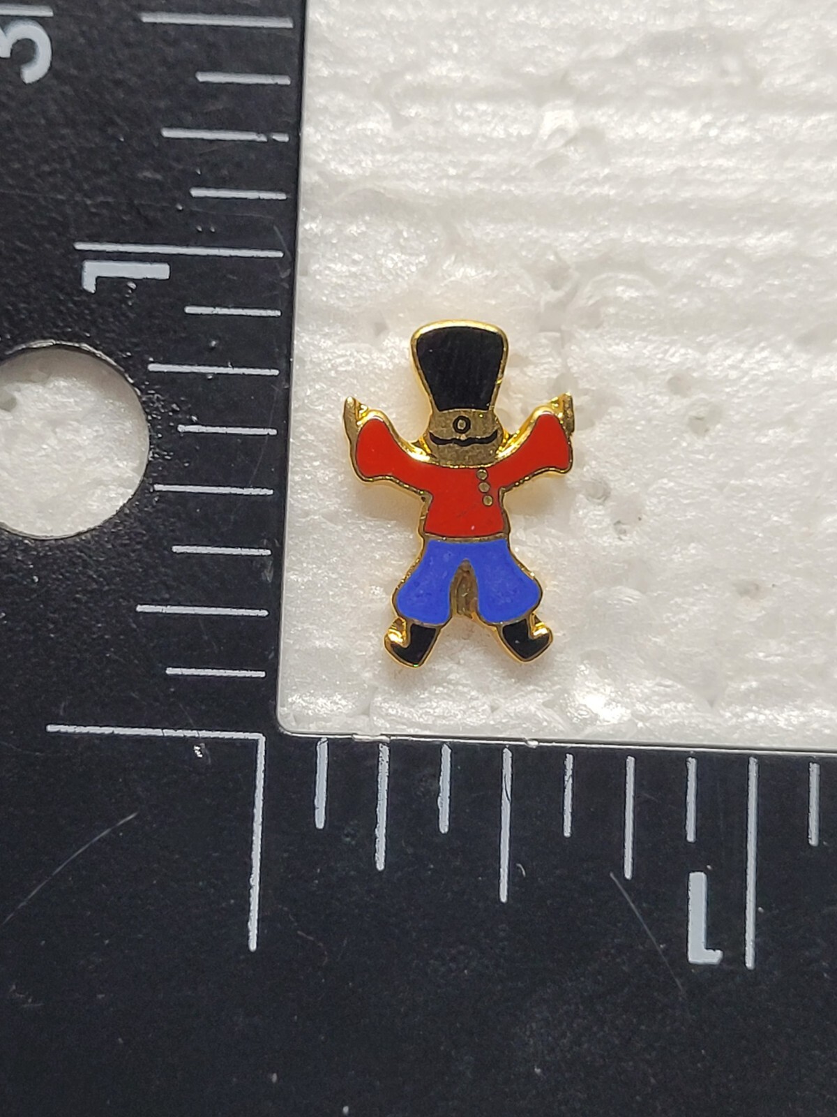 COSSACK DANCER HAT LAPEL PIN PIN BACK USED (I0853)
