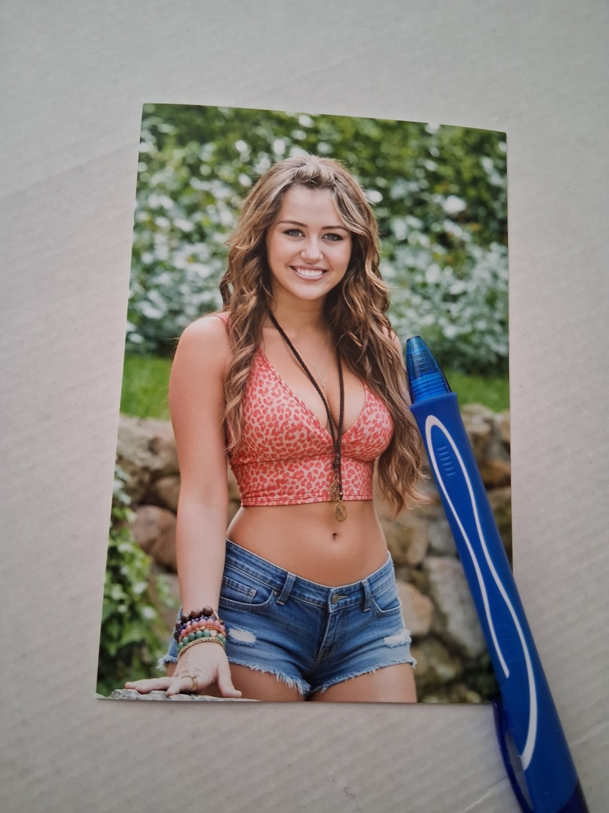 MILEY CYRUS, YOUNG BEAUTIFUL, GLOSSY COLOR, 4X6 PHOTO, BRAND NEW 