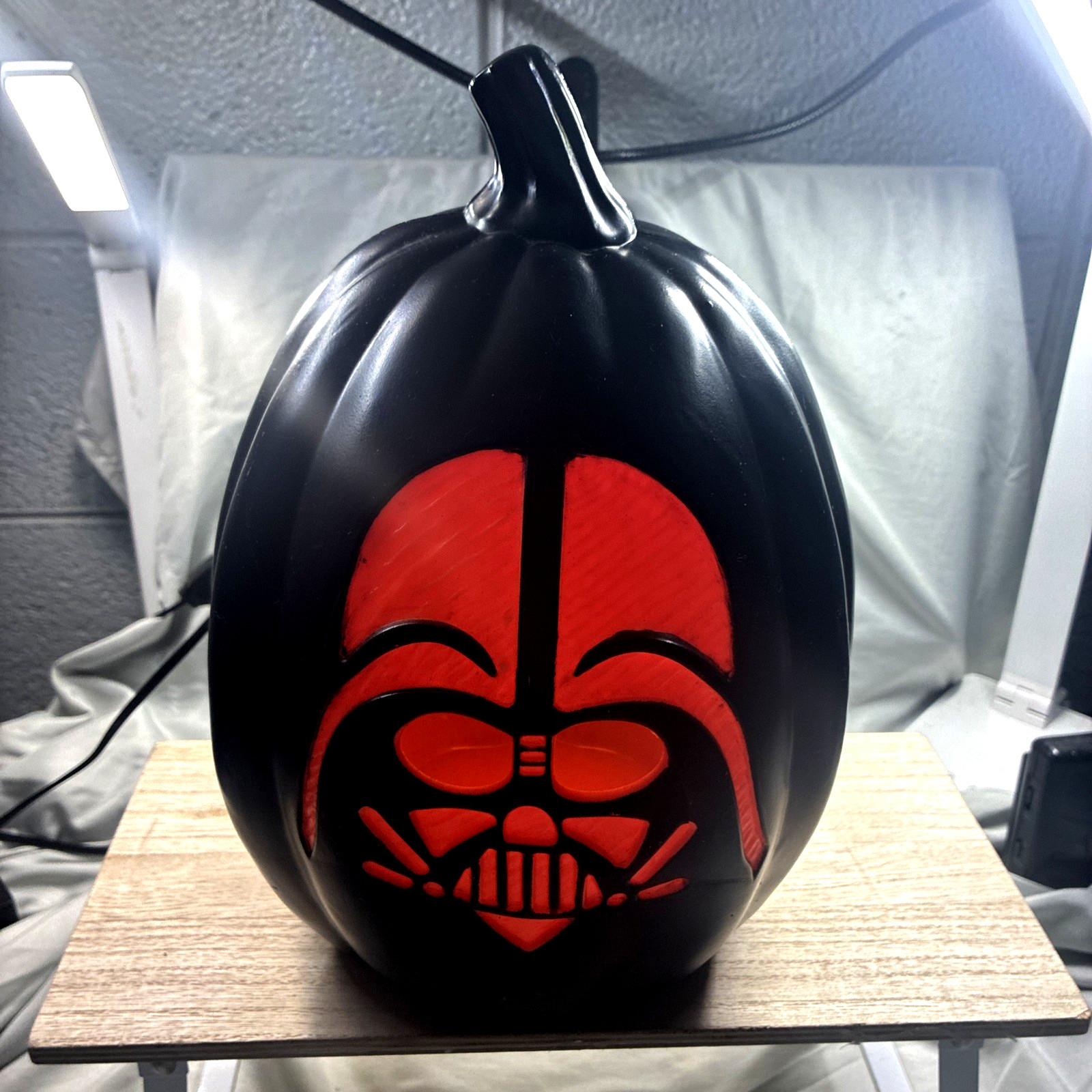2014 Star Wars Darth Vader Pumpkin Jack-o-Lantern Lights Up Halloween Decor