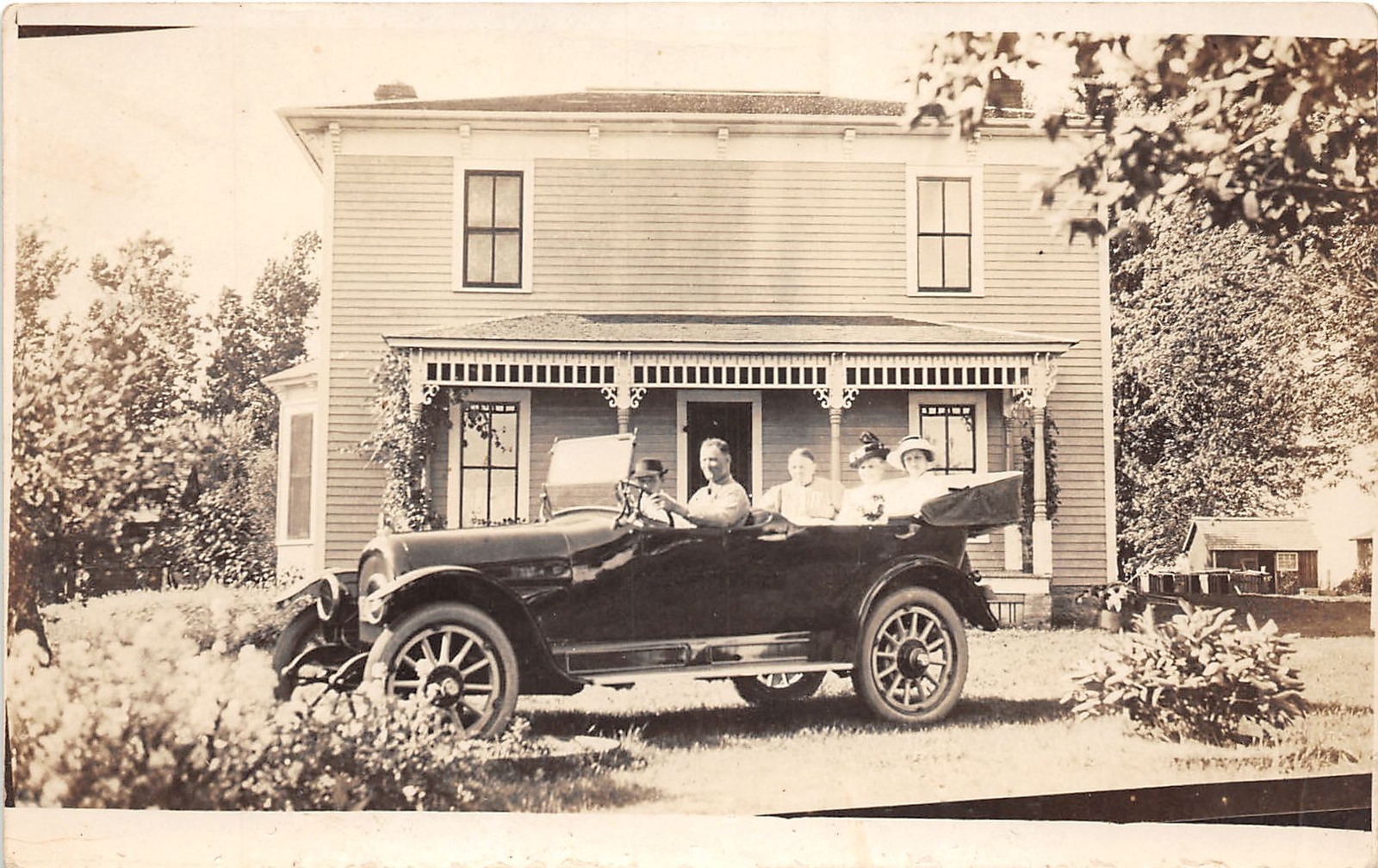 J44/ Interesting RPPC Postcard c1910 Early Automonbile Family Home 370
