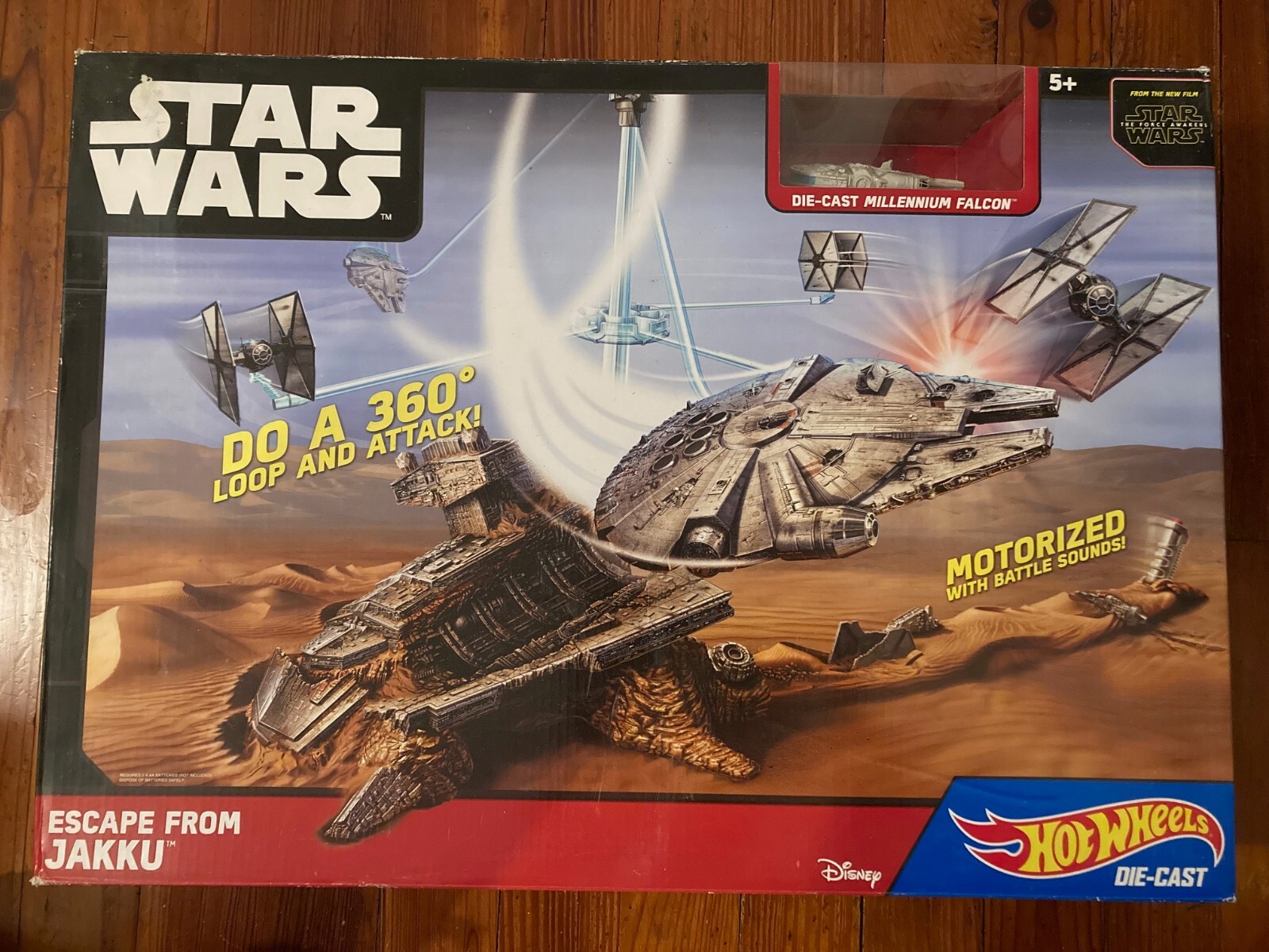 Star Wars Escape frm Jakku Playset Toy with Die-Cast Falcon HotWheels NEW IN BOX