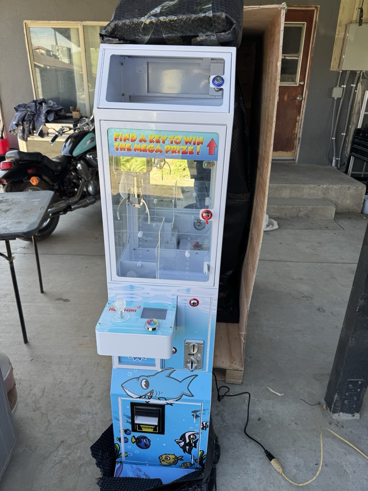 MEGAMINI Find a Key to Win the Mega Prize Claw Machine Blue Ocean Theme