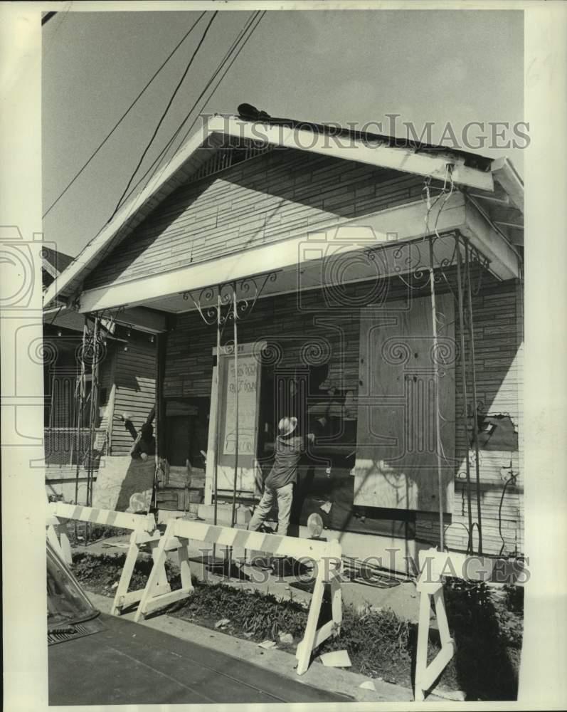 1977 Press Photo Workmen demolish abandoned house at 1726 Leonidas Street