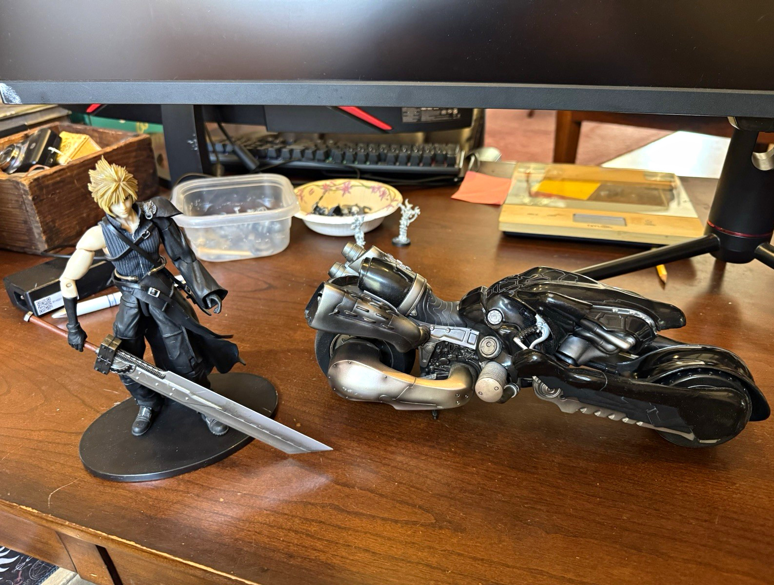 Final Fantasy FF7 Cloud Strife Play Arts w/ Motorcycle Fenrir Advent Children
