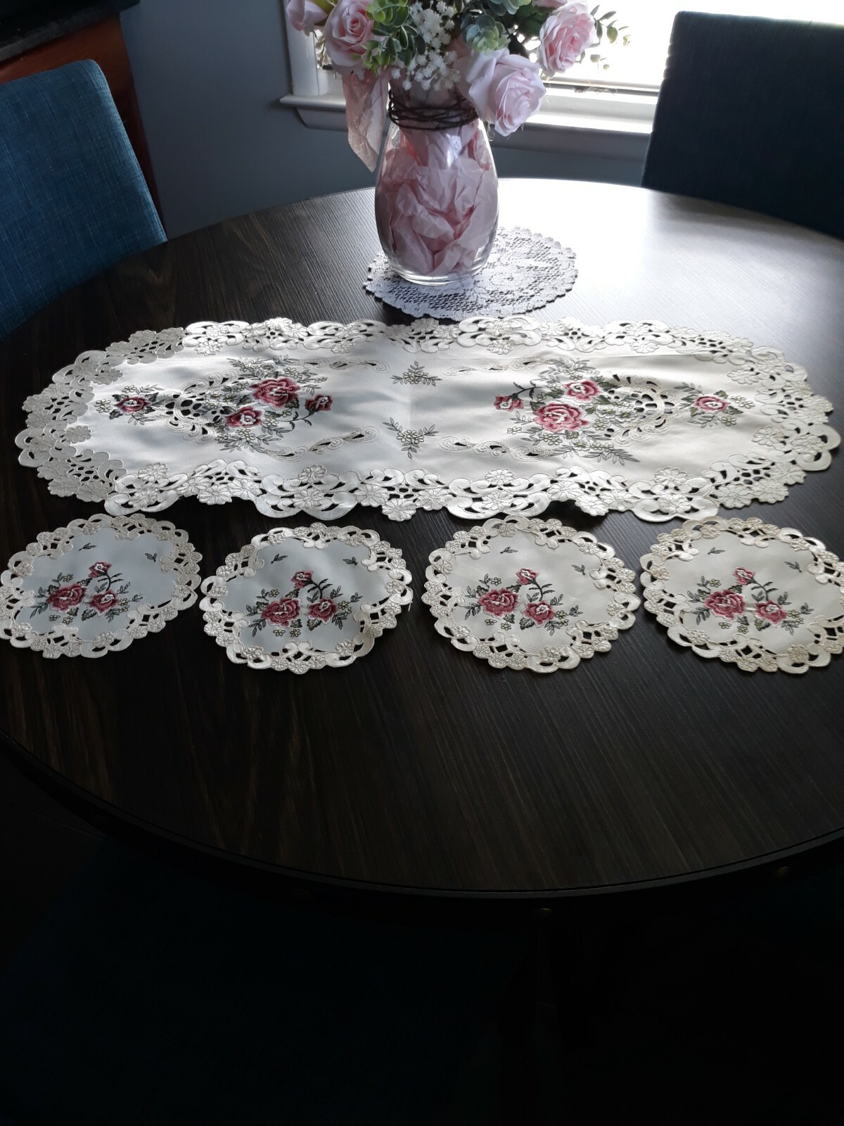 HOLIDAY LINEN TABLE SCARF WITH FOUR MATCHING COASTERS