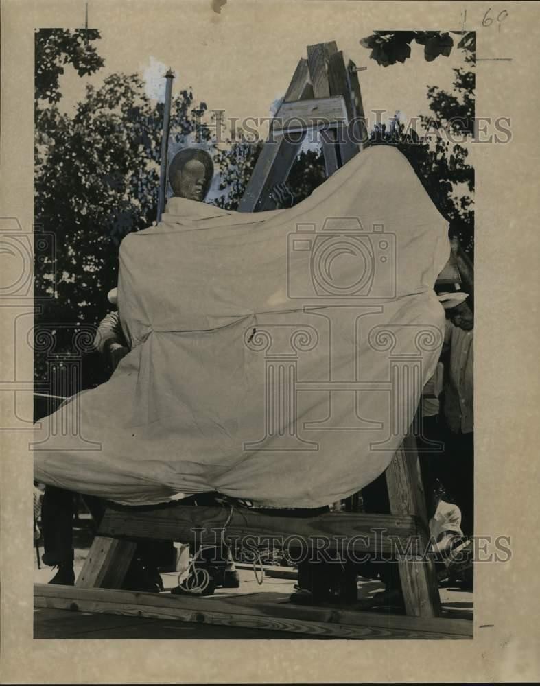 1951 Press Photo Enrique Alfarez's sculpture modestly draped in Lafayette Square