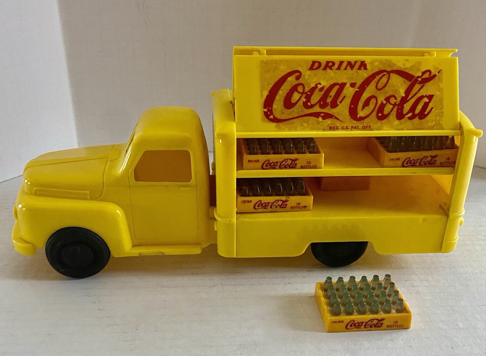 1950’s Marx Coca  Cola Yellow Plastic Truck W/5 Complete Cases