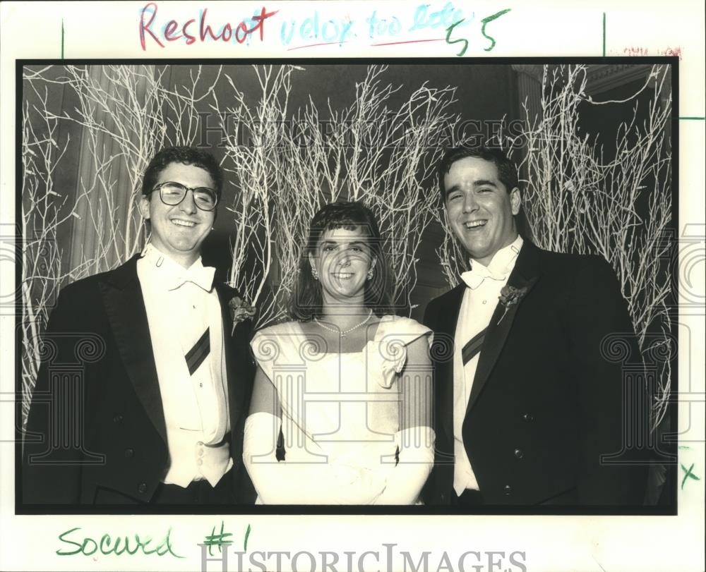 1989 Press Photo Smiles at the 1989 Mid Winter Cotillion - noa59016