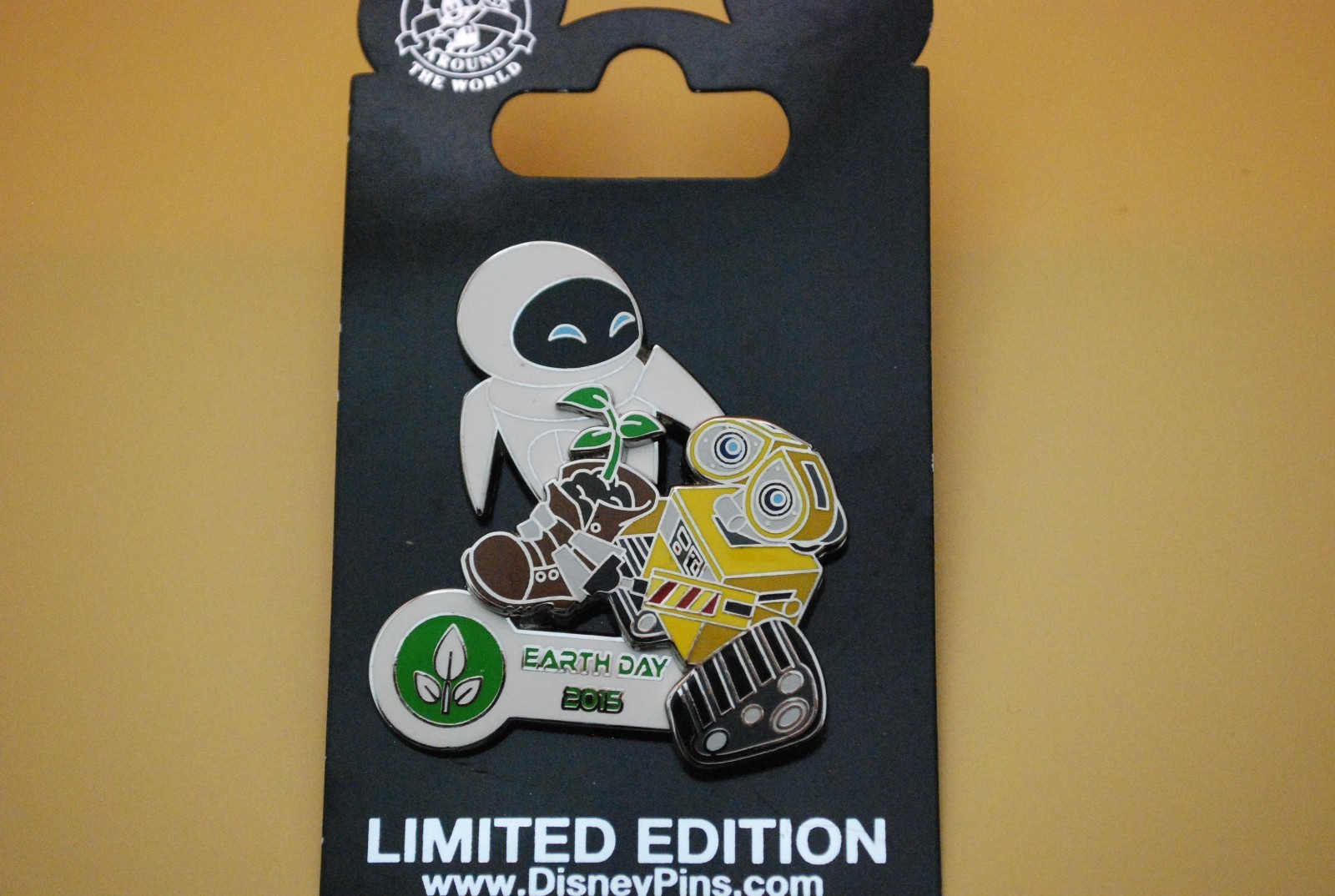 2015 Disneyland Earth Day Pin Wall E & Eve Limited Edition 2000