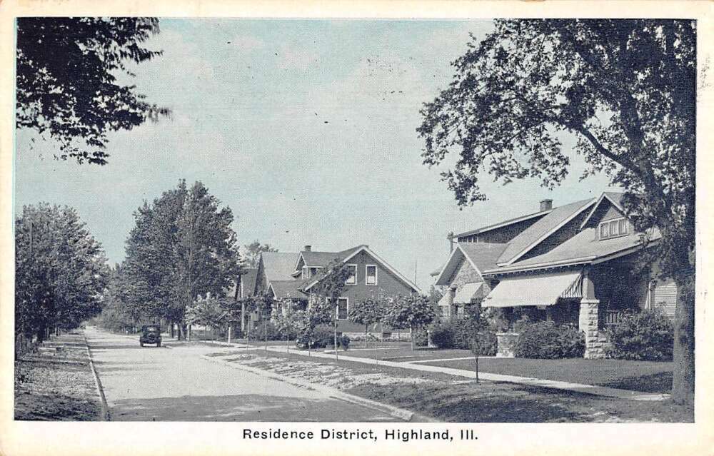 Highland Illinois Residence District Street Scene Vintage Postcard AA56067