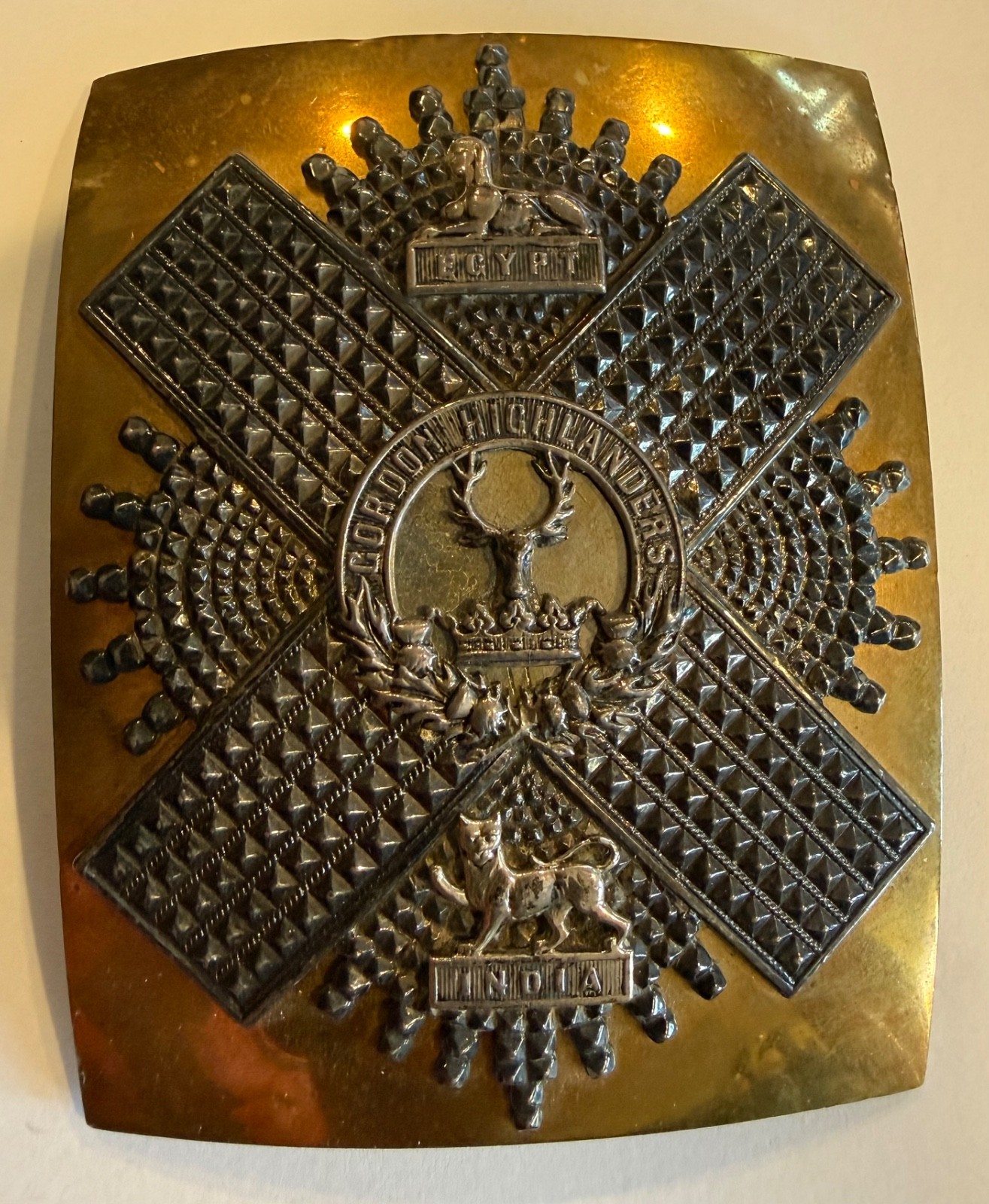 RARE 1881 GORDON HIGHLANDERS SHOULDER BELT PLATE MARKED TO AN EDINBURGH MAKER