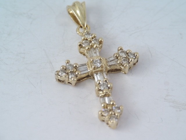 VINTAGE 10K YELLOW GOLD & DIAMOND RELIGIOUS CROSS PENDANT