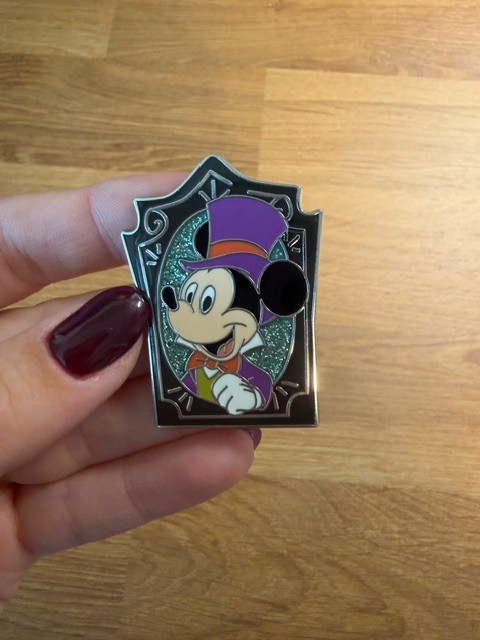 2025 Disney Pins 13-Day Halloween Countdown Mystery Pin Set LE 1000
