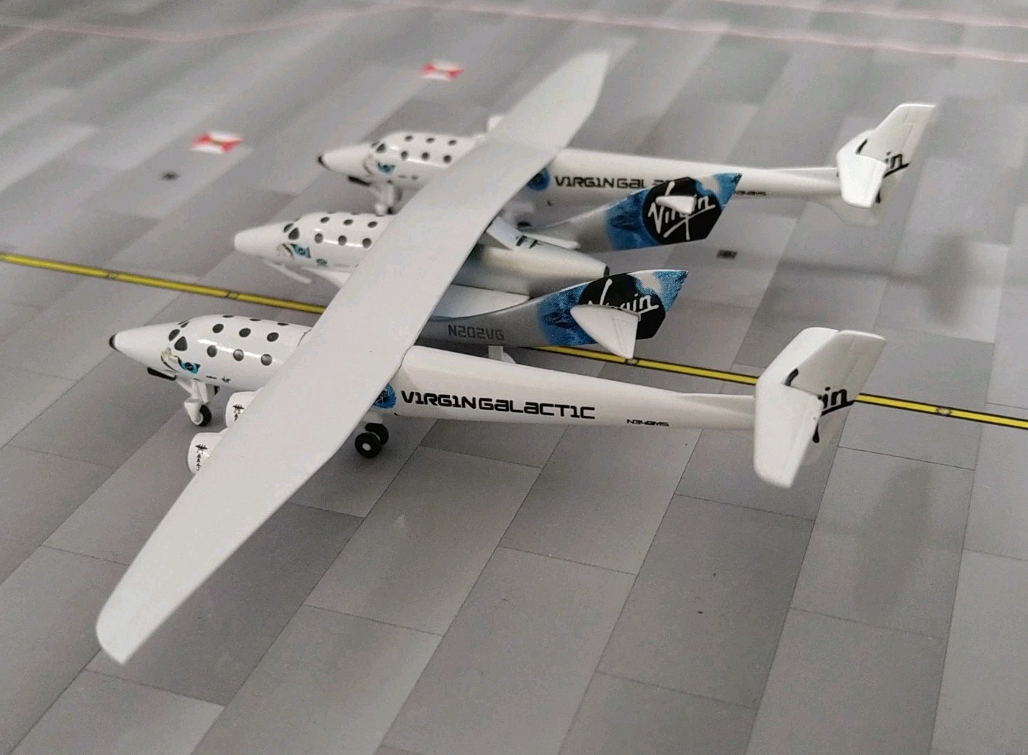 Virgin Galactic Spaceship Scale 1:400 diecast Model With Stand  VG4002 BRAND NEW