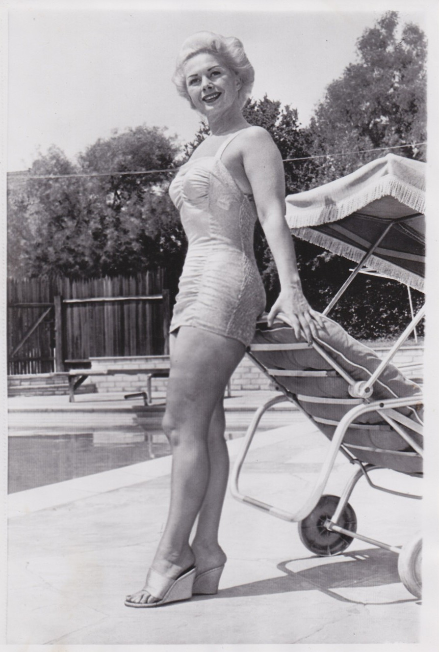 1952 Press Photo Leggy Actress Anne Sterling Models Swimsuit at Swimming Pool