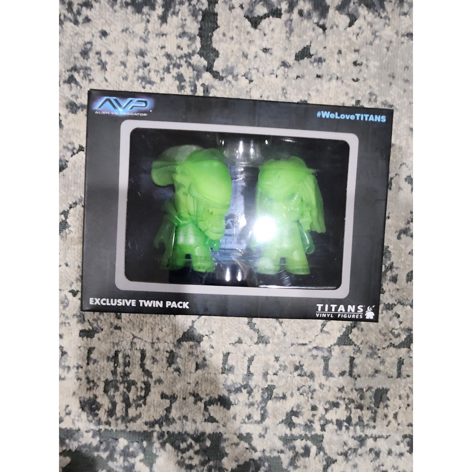 AVP Alien vs Predator Titans Vinyl Figures Exclusive Twin Pack Glow In The Dark