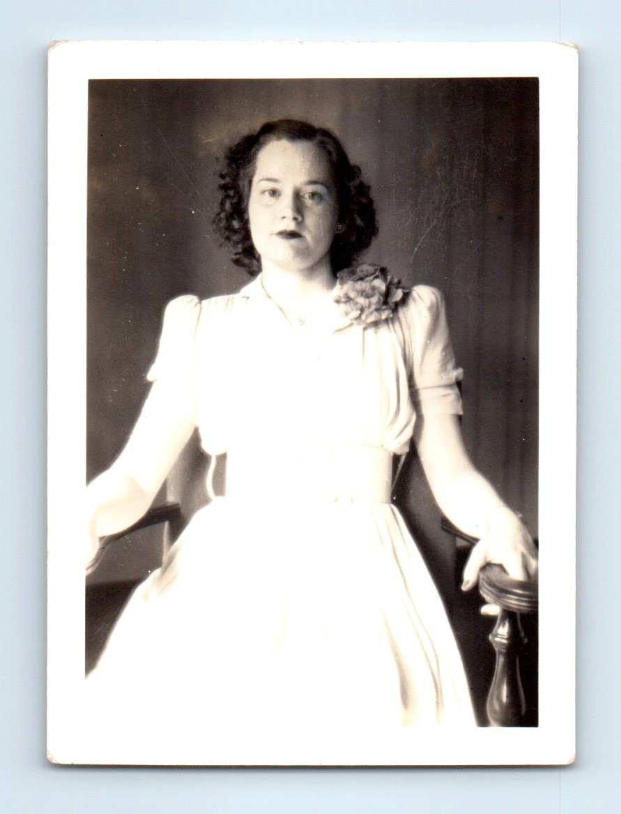 Old Vintage Photo PORTRAIT SOLO WOMAN ANTIQUE PHOTOGRAPH B&W FOUND PICTURE